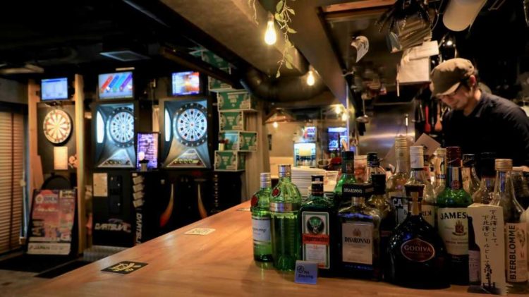 『ビアバルFesta下北沢』カウンター奥にはダーツスペースあり
