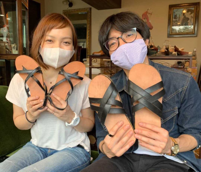 アンティークソファーで記念写真を撮るカップル