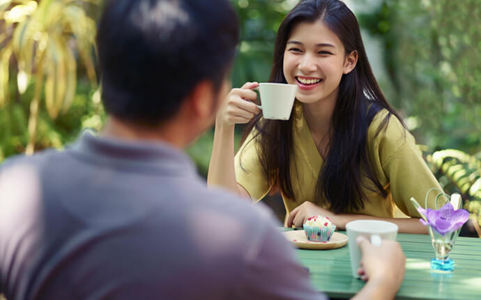 女性がカフェでコーヒーを飲んでいるイメージ