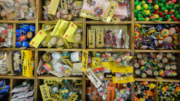 「日本郷土玩具館」内の「ショップ」で販売される日本各地の独楽(こま)