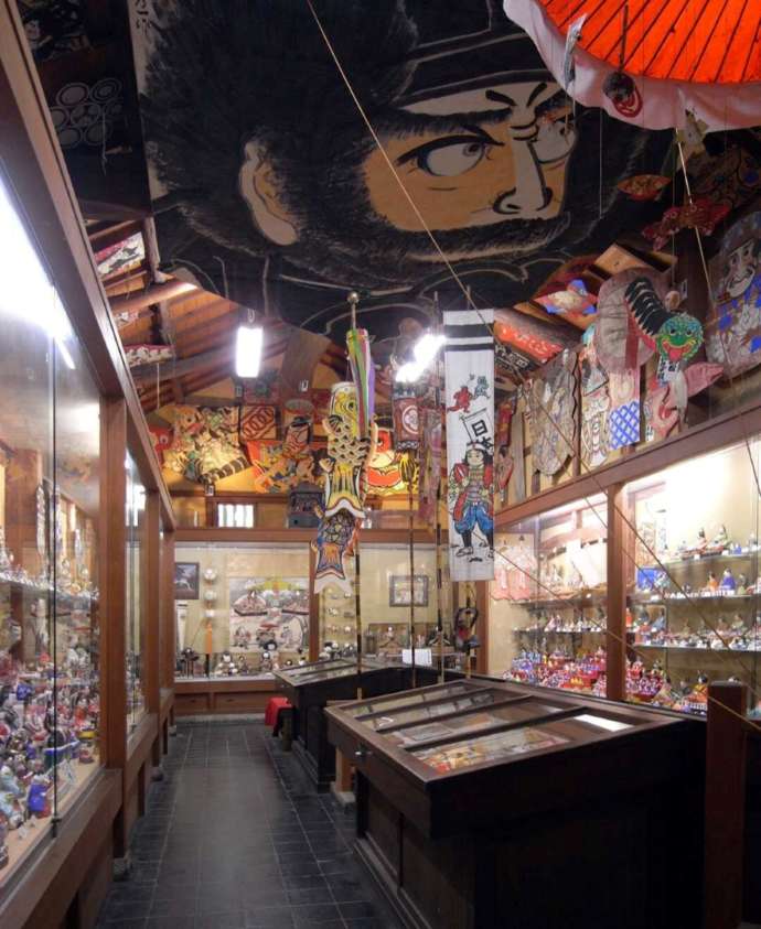 「日本郷土玩具館」の天井に展示される大凧(おおだこ)