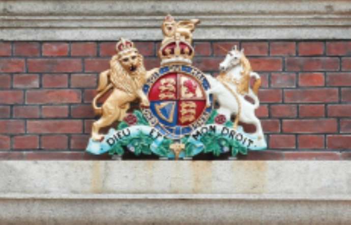 「重要文化財 旧下関英国領事館」の正面玄関上部に掲げられた英国王室紋章(レプリカ)