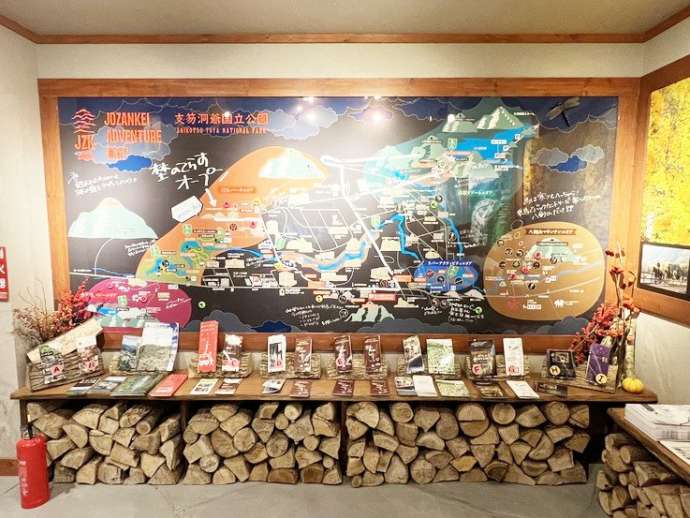 北海道札幌市にある「野あそびベース フリルフスリフ」の施設内の様子