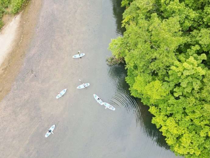 北海道札幌市にある「野あそびベース フリルフスリフ」でのSUP体験の様子を上空から眺める