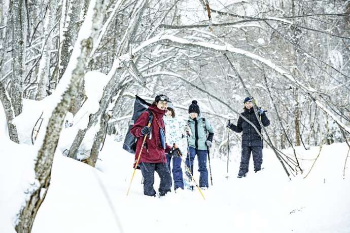北海道札幌市にある「野あそびベース フリルフスリフ」でのスノーシュー体験の様子