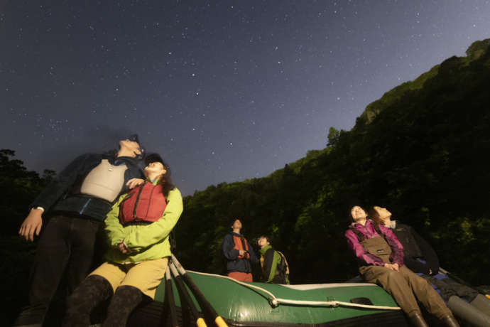 北海道札幌市にある「野あそびベース フリルフスリフ」でのナイトクルージングの様子