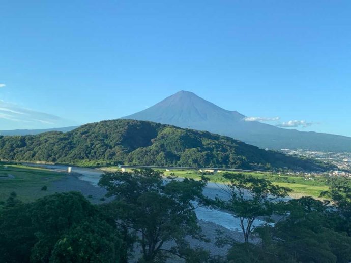 静岡県富士市にある道の駅「富士川楽座」の展望ラウンジから眺めた富士山