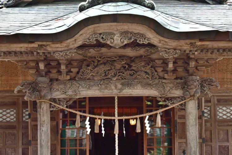藤基神社の社殿の彫刻を正面から眺める