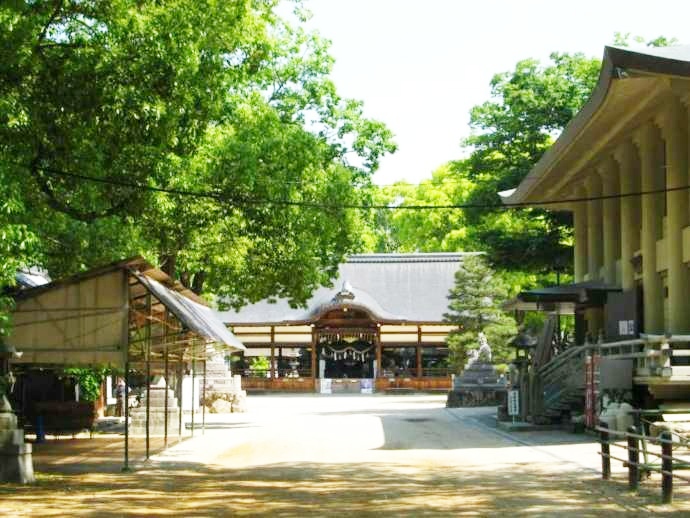 「藤森神社」拝殿の正面外観(遠景)