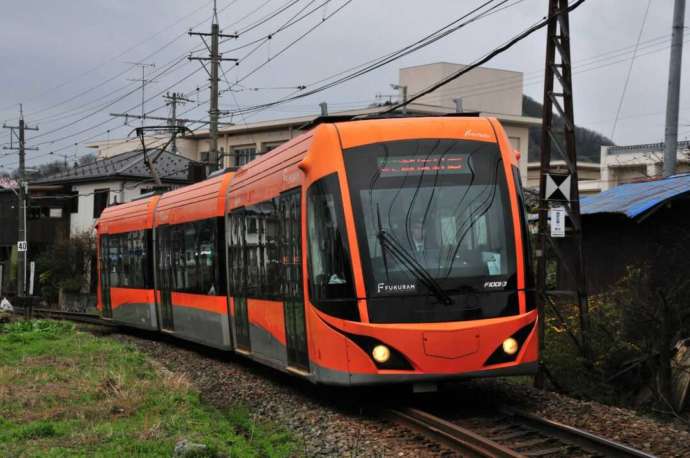 福井鉄道のフクラム型車両(オレンジ)