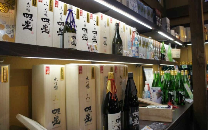 舩坂酒造店の直営売店の商品棚の様子