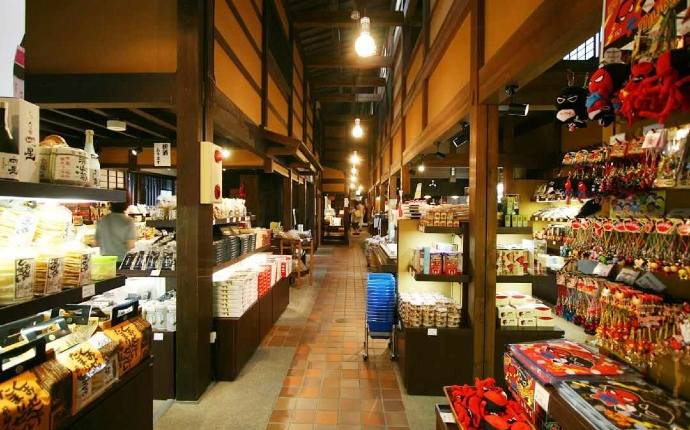 舩坂酒造店の直営売店の様子
