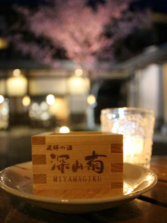 春の舩坂酒造店の中庭で飲む枡酒の写真