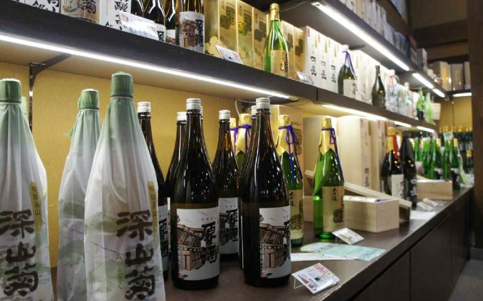 舩坂酒造店の直営売店の棚
