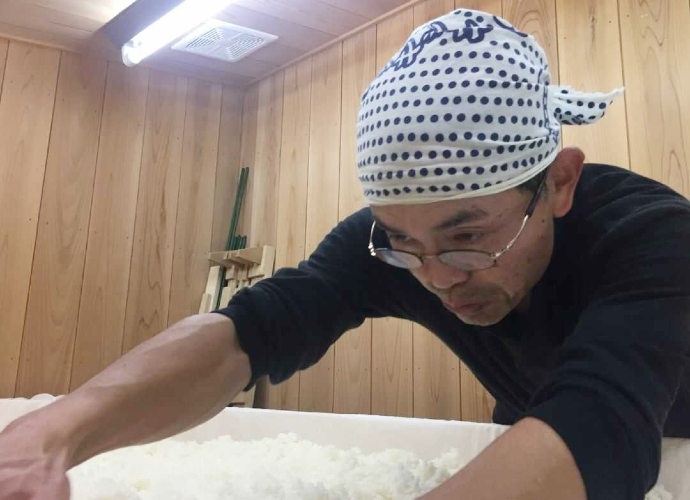 醸造作業をしている杜氏の写真