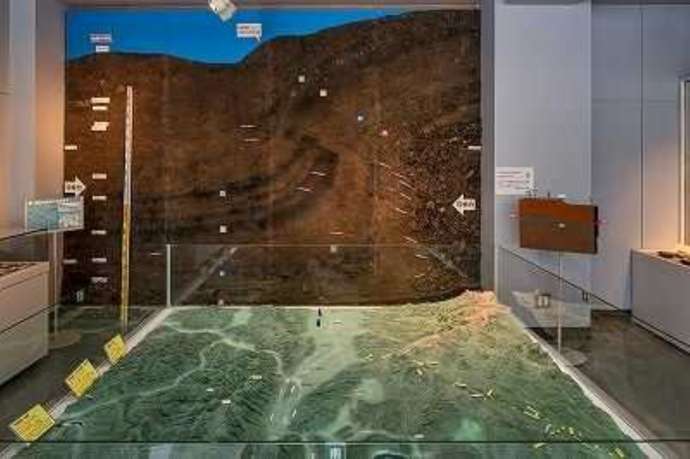 「富良野市博物館」内に展示される地層の剥ぎ取り標本と立体地図
