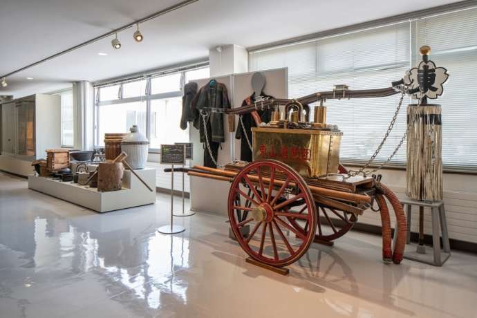 「富良野市博物館」に展示される手動ポンプの消防車