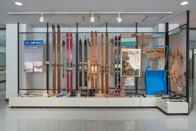 「富良野市博物館」で展示される昔のスキー用具など