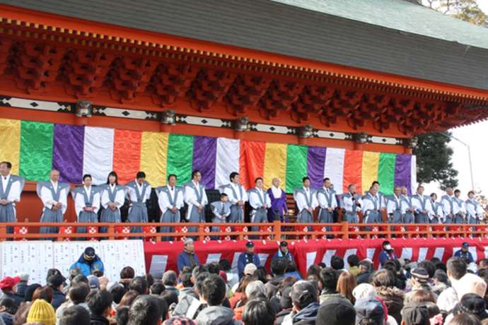 「紅龍山 布施弁天 東海寺」で行われる節分の豆撒きの様子(2月)