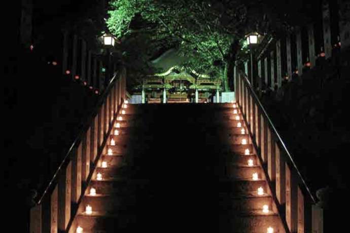 「紅龍山 布施弁天 東海寺」の階段と楼門(8月・光明祭)