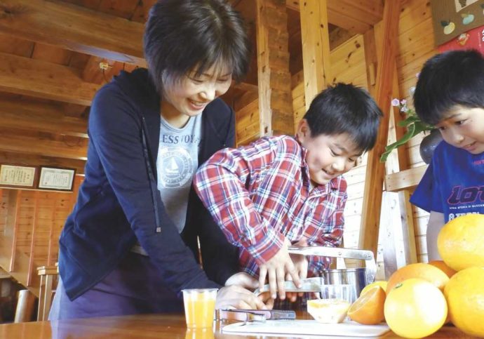 静岡県賀茂郡にある「ふたつぼり」での生ジュース搾り体験の様子