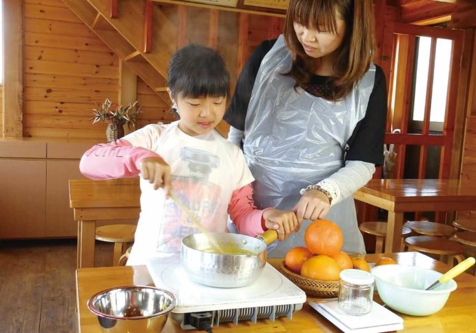 静岡県賀茂郡にある「ふたつぼり」でのジャム作り体験の様子