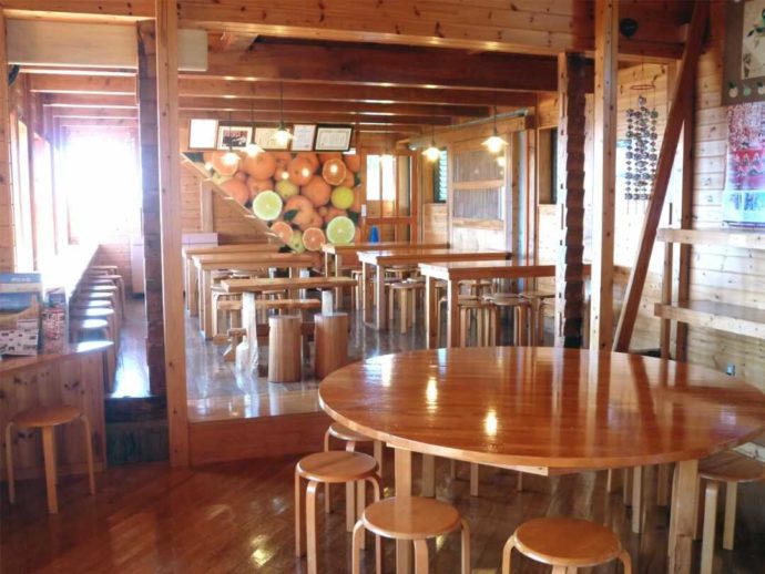 静岡県賀茂郡にある「ふたつぼり」のカフェの内観