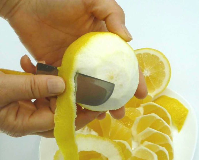 静岡県賀茂郡にある「ふたつぼり」のニューサマーオレンジを食べる様子