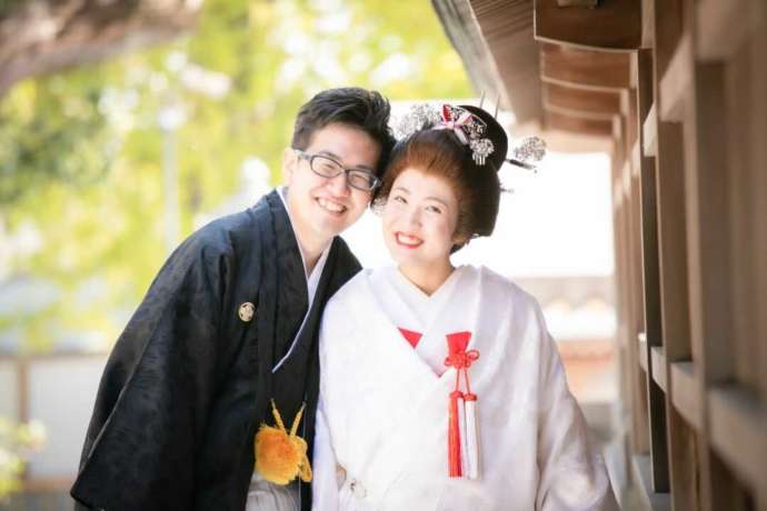 筑豊一ノ宮風治八幡宮の境内で撮影する新郎新婦