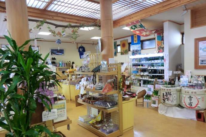 「風早の郷 風和里」内の特産品売場「お土産館」の様子