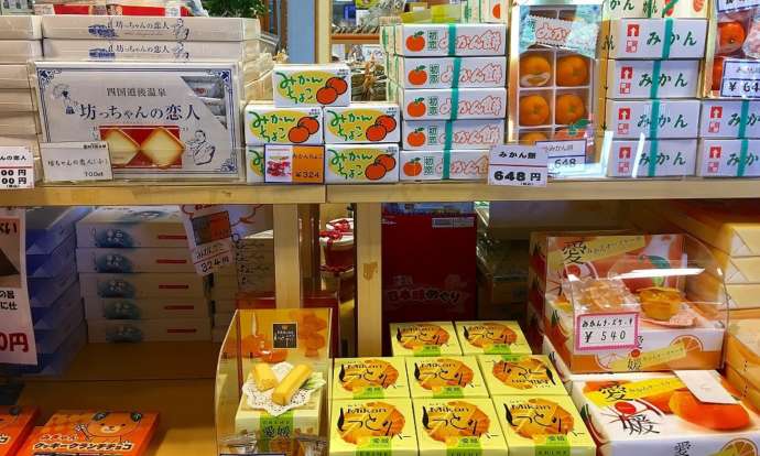 「風早の郷 風和里」内の特産品売場「お土産館」で販売される地元産のお菓子類