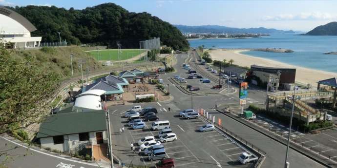 「風早の郷 風和里」と駐車場を俯瞰