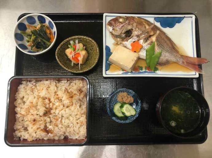 「風早の郷 風和里」内の「レストランふわり」で供される鯛めし御膳