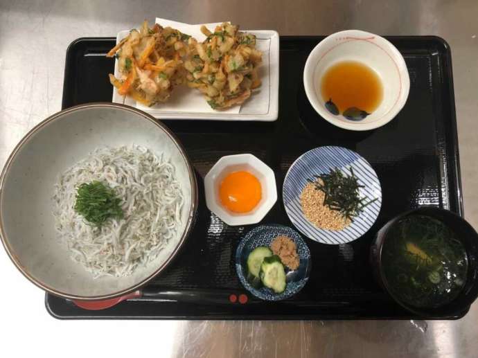 「風早の郷 風和里」内の「レストランふわり」で供されるしらす丼定食