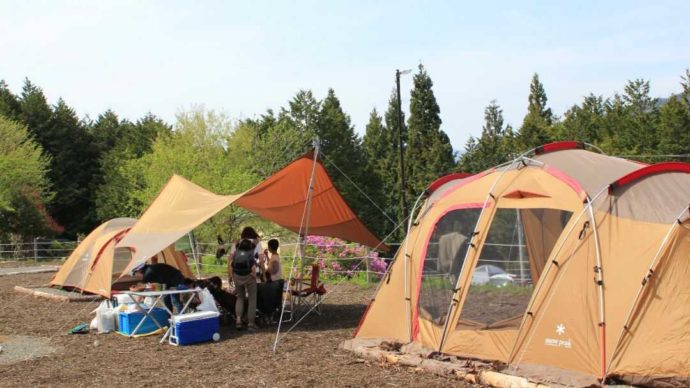 山梨県都留市にある「和みの里」のキャンプ場でキャンプをする人たち