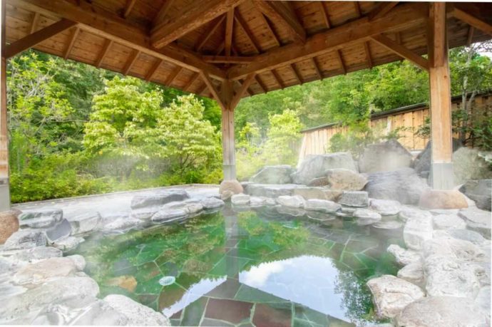 山梨県都留市にある「芭蕉・月待ちの湯」の露天風呂