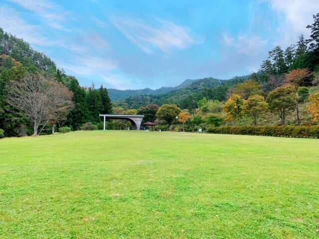 山梨県都留市にある「和みの里」の芝生広場