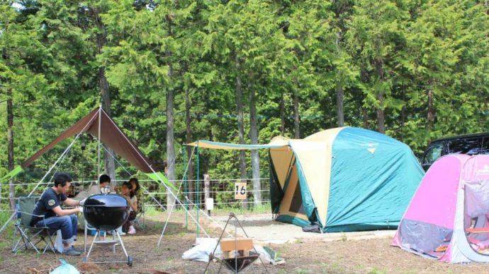 山梨県都留市にある「和みの里」のキャンプ場でバーベキューをする人たち