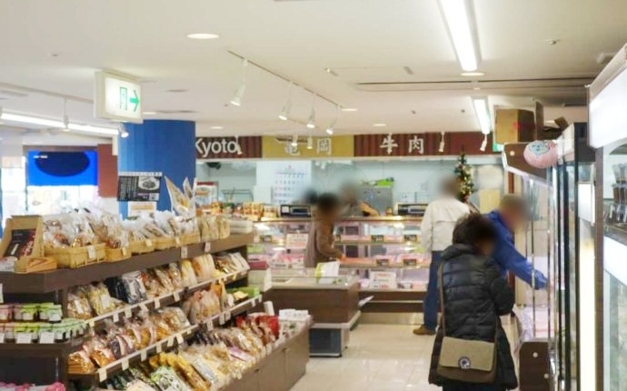 亀岡の名産品を取り揃えている特産市場の様子