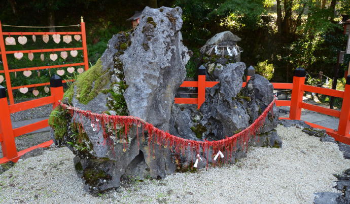 出雲大神宮にある縁結びスポット夫婦岩