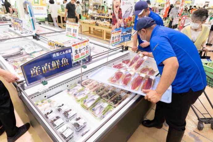 お魚売り場に商品を並べる様子