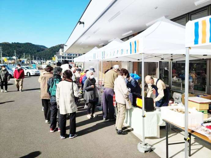 地域振興課と協力して開催された特産市場の様子