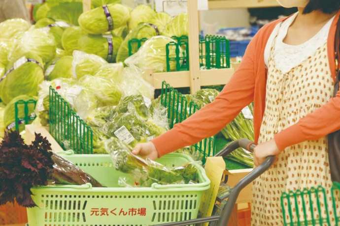 元気くん市場でお買い物をする女性