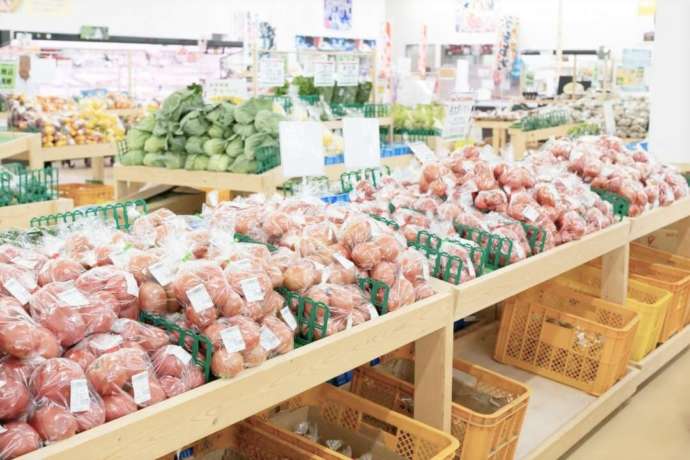売り場に並べられた完熟トマト