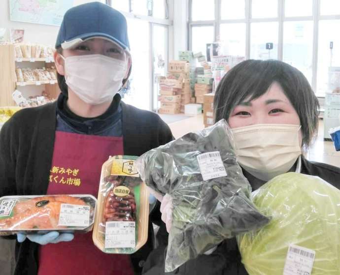 おすすめ商品を持つスタッフ