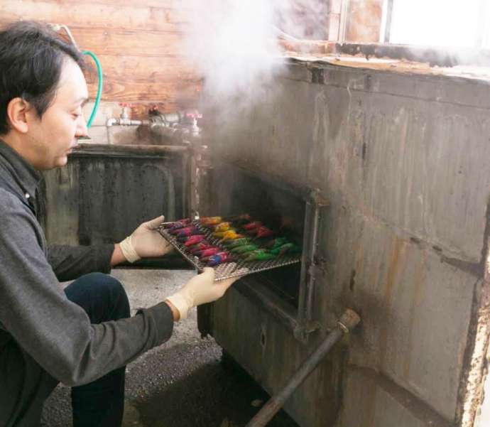 「工房 夢蒸染」で作品を蒸す様子
