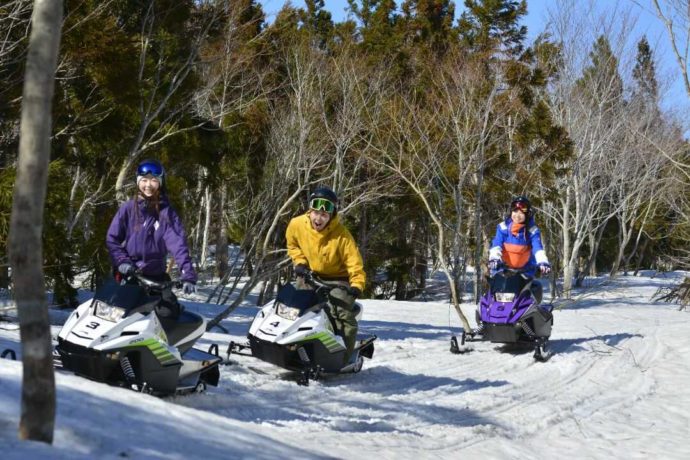 岩手県北上市にある夏油高原スキー場でスノーモービルを楽しむ人々