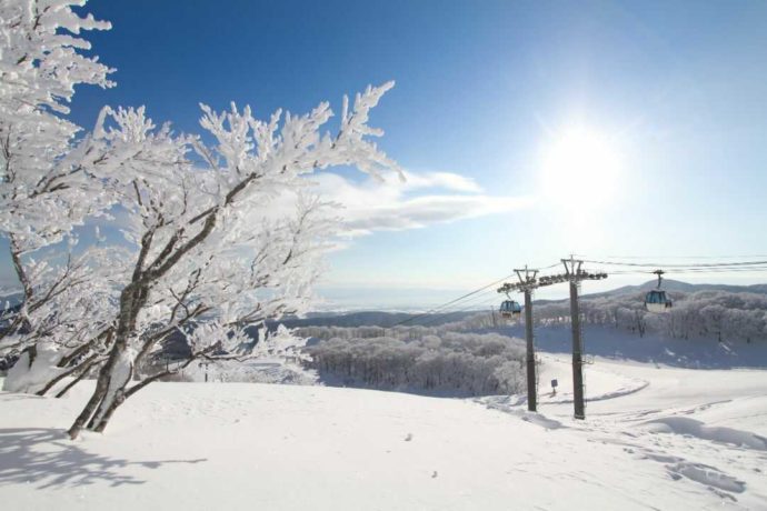 岩手県北上市にある夏油高原スキー場のゲレンデとゴンドラ