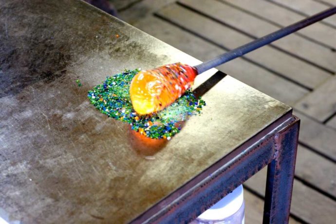 溶けたガラスに色ガラスをつける様子