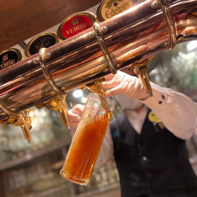 ビールを注ぐ恵比壽ビヤホールのスタッフ